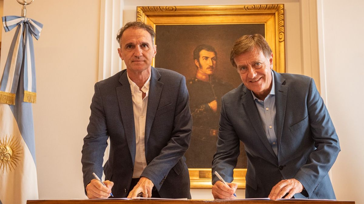 El ministro de Obras Públicas de la Nación, Gabriel Katopodis; junto al gobernador Rodolfo Suarez, durante la visita que el funcionario nacional hizo a la provincia en abril.