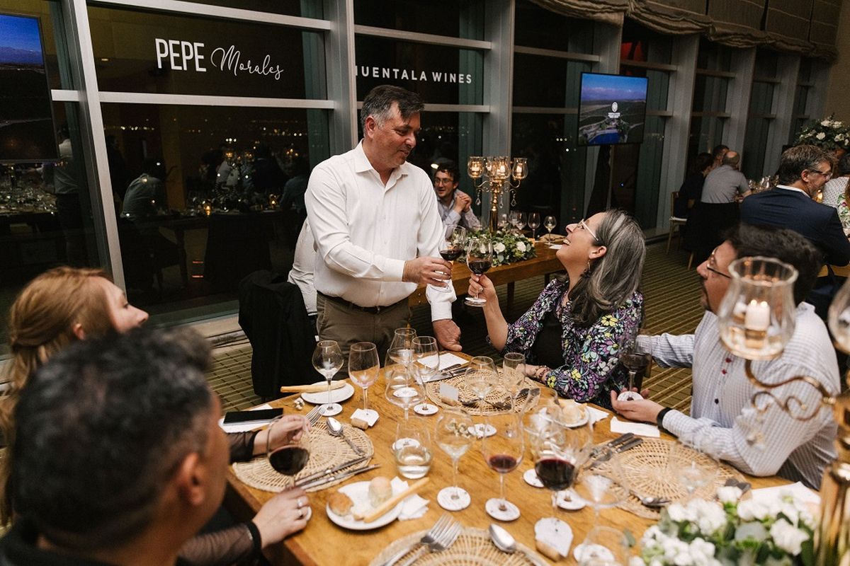 Los winemakers interactúan con el público y comparten entretenidas historias que hay detrás de cada cosecha y vino emblemático. Los winemakers interactúan con el público y comparten entretenidas historias que hay detrás de cada cosecha y vino emblemático.