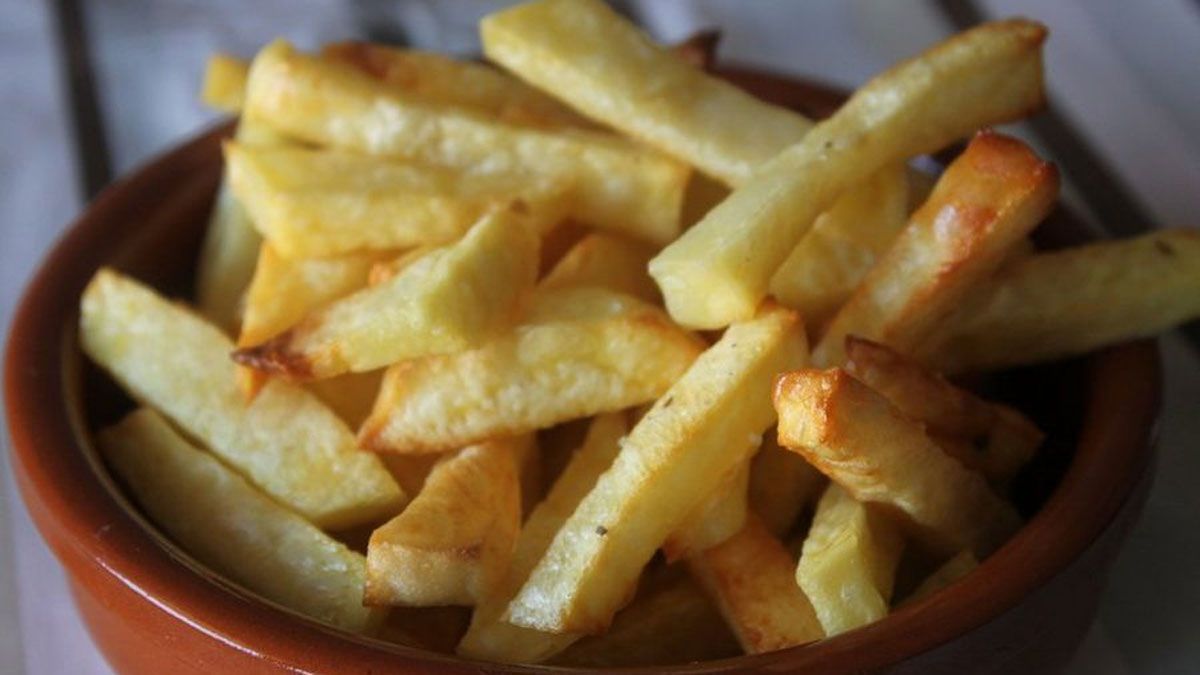 Las papas fritas al horno se hacen con apenas un chorro de aceite, suficiente para que queden tiernas por dentro y crocantes por fuera.