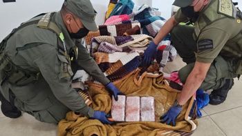 Detuvieron a una mujer que viajaba con 51 kg de droga desde Tucumán a Mendoza
