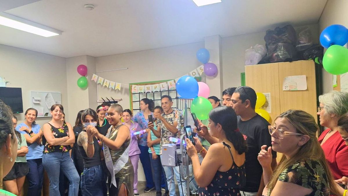 Iris baila alegremente en su fiesta de 15, en el hospital Notti. Lucha contra la leucemia desde 2021. Iris baila alegremente en su fiesta de 15, en el hospital Notti. Lucha contra la leucemia desde 2021.