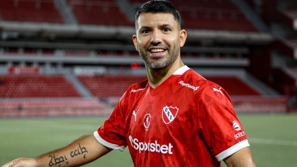 Kun Agüero se mantiene vigente como delantero en el Senior de Independiente.