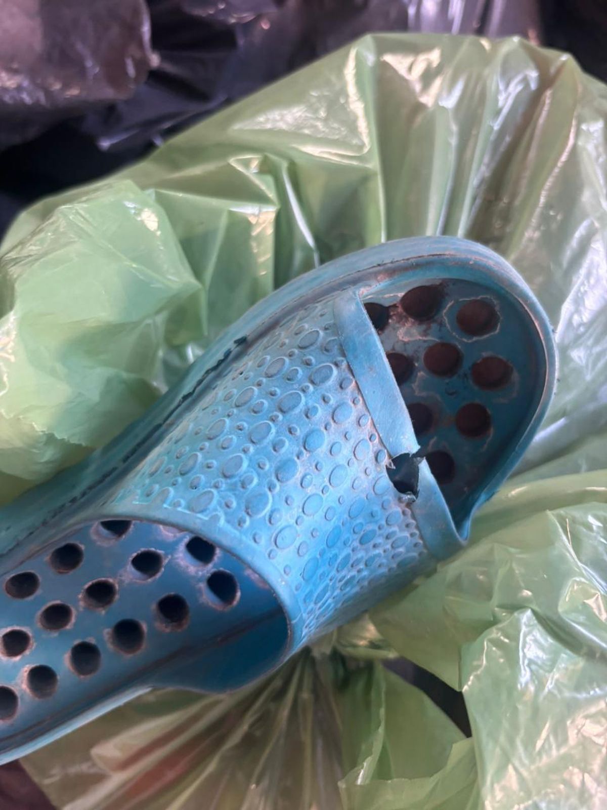 Las bolsas como llegaron al comedor de Las Heras fueron directamente a la basura. Las bolsas como llegaron al comedor de Las Heras fueron directamente a la basura.