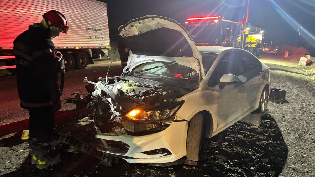 Así quedó tras el accidente el Chevrolet Cruze en el que viajaban tres personas hacia Chile. Así quedó tras el accidente el Chevrolet Cruze en el que viajaban tres personas hacia Chile.