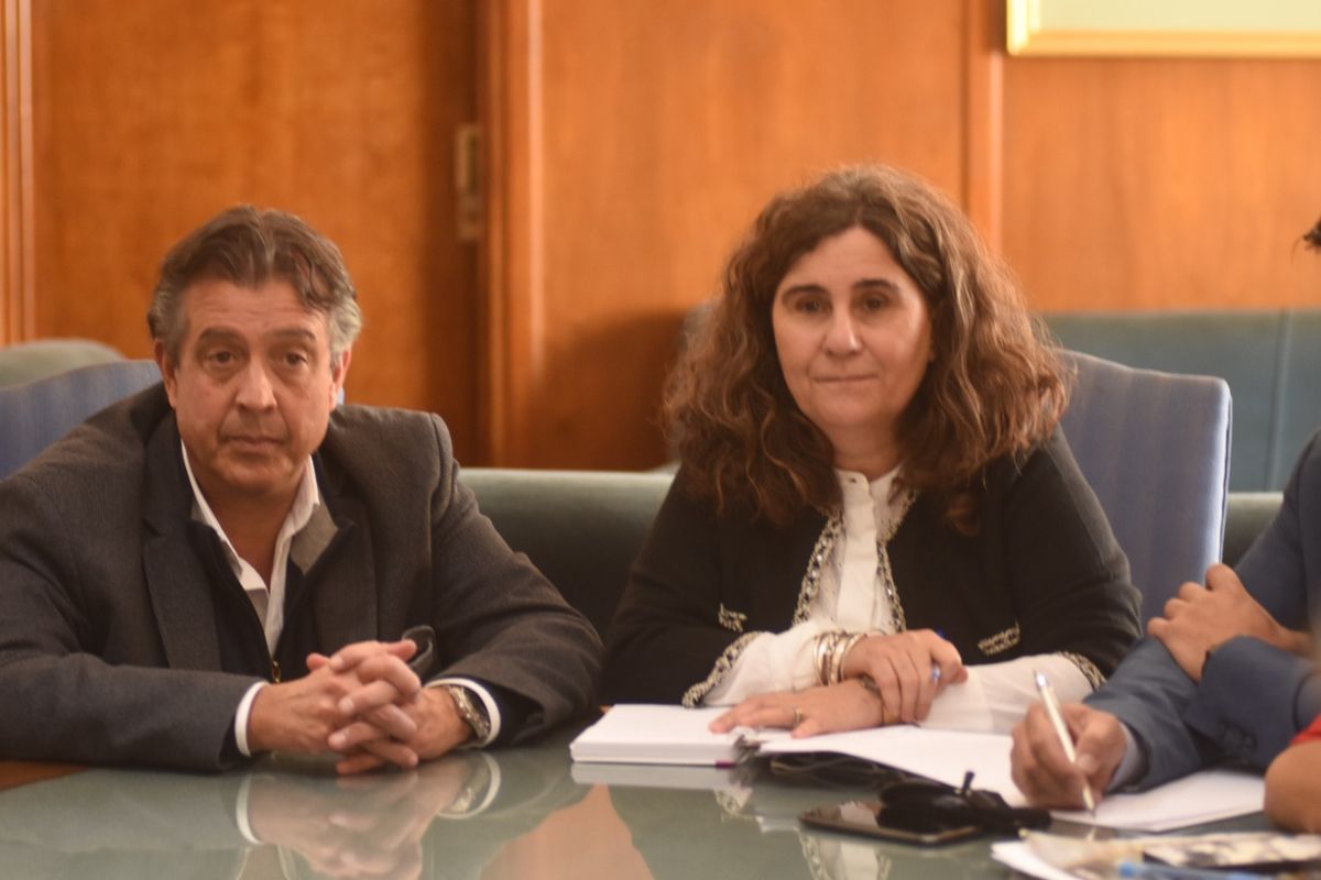 Ana María Nadal (Salud) y Víctor Ibañez (Gobierno), los dos ministros que participaron de la mesa de diálogo. Gobierno y anestesiólogos se fueron conformes de la reunión. 