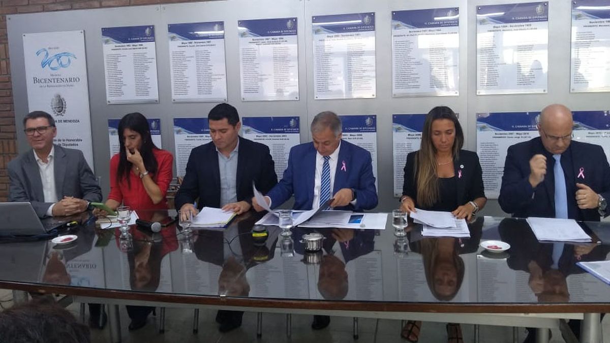 Legisladoras y legisladores de ambas cámaras escucharon con detenimiento al procurador de la Corte, Alejandro Gullé. Legisladoras y legisladores de ambas cámaras escucharon con detenimiento al procurador de la Corte, Alejandro Gullé.