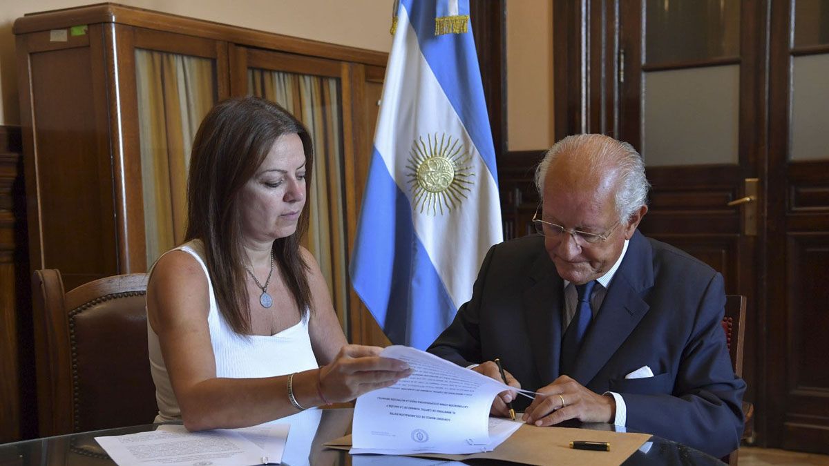 La ministra de Capital Humano, Sandra Petovello y el presidente de CONIN, Abel Albino.