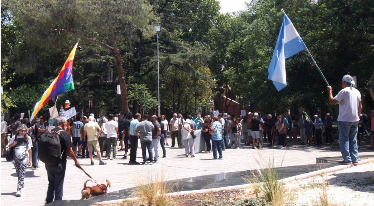 Los jubilados de Mendoza concretaron su marcha número 45, última del año, en la plaza San Martín. Foto gentileza de Miguel Cicconi.