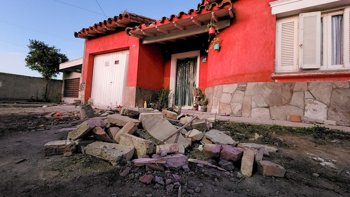 La familia volvió a su casa a limpiar los escombros que dejó el paso del camión de YPF.