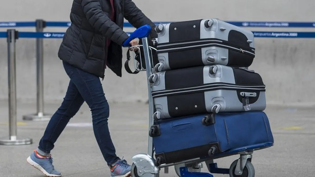 Maltrato infantil. Una mujer de 27 años quedó detenida por llevar a una niña dentro de una valija. Maltrato infantil. Una mujer de 27 años quedó detenida por llevar a una niña dentro de una valija.
