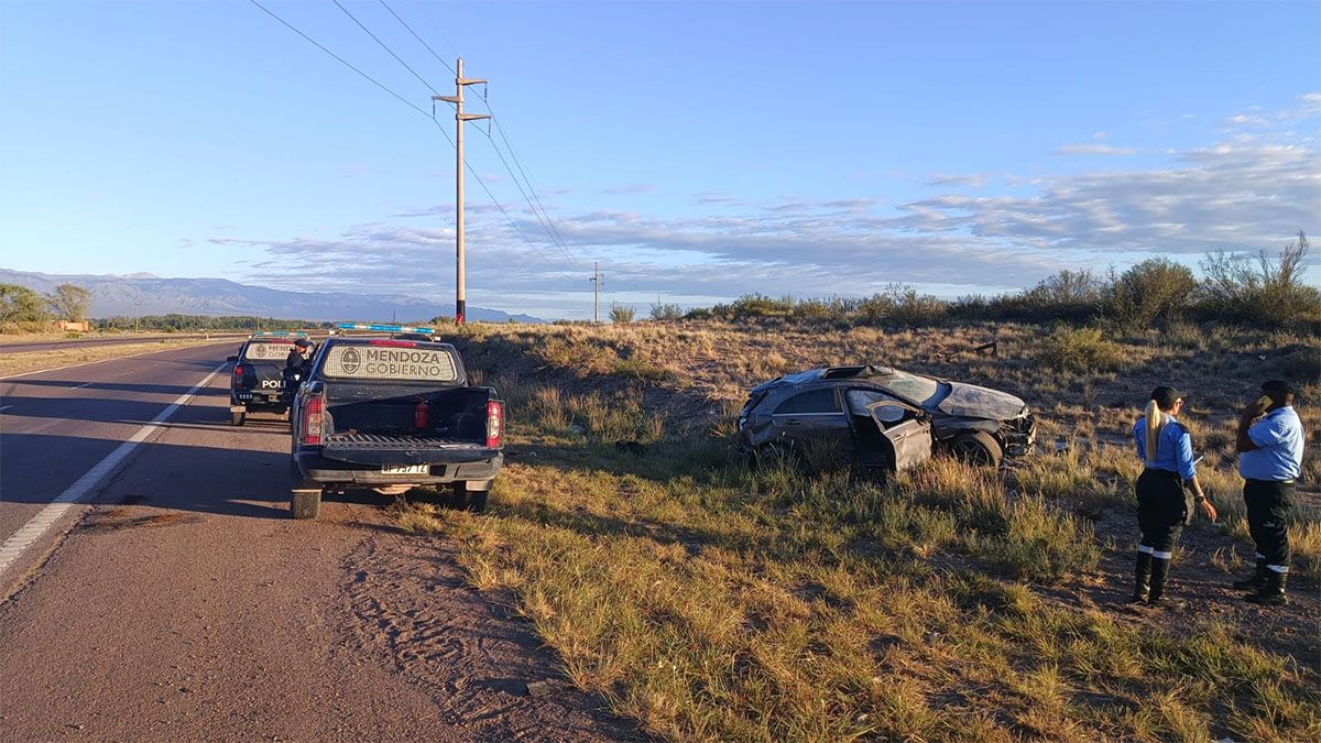 El auto quedó sobre sus ruedas en la banquina de la Ruta 40, en Luján. El conductor salió ileso pero estaba ebrio.