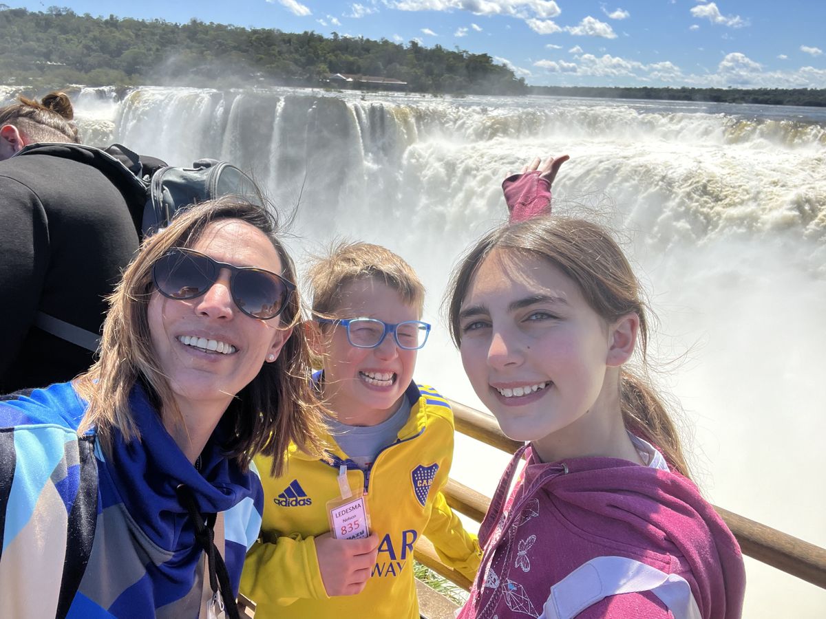 La economista disfrutando las Cataratas de Iguazú con sus hijos Pedro (11) y Emma (13). La economista disfrutando las Cataratas de Iguazú con sus hijos Pedro (11) y Emma (13).