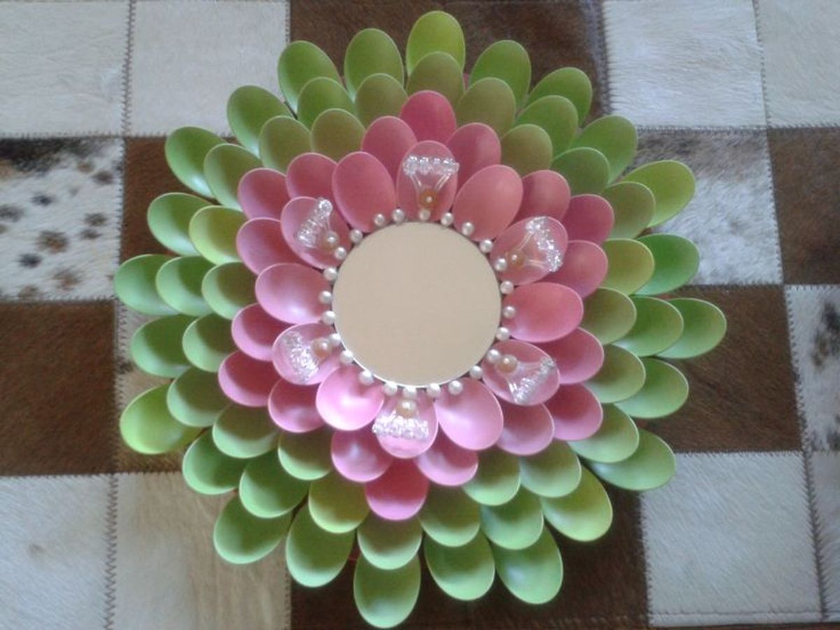 Flor decorativa con cucharitas de plástico. Foto: Pinterest Flor decorativa con cucharitas de plástico. Foto: Pinterest