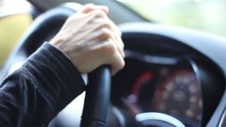 El volante del auto acumula muchas bacterias, por lo que no queda otra que ponerse a limpiar.