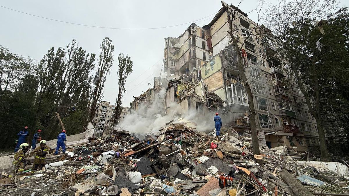 Los ataques de Rusia destruyeron edificios residenciales enteros y dañaron escuelas y hospitales en Kiev, Ucrania. Hay civiles heridos y muertos. Todavía hay personas bajo los escombros. Crédito: Cuenta X @andrii_sybiha