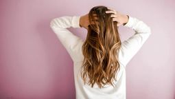 Sigue estos consejos para recuperar un cabello dañado.