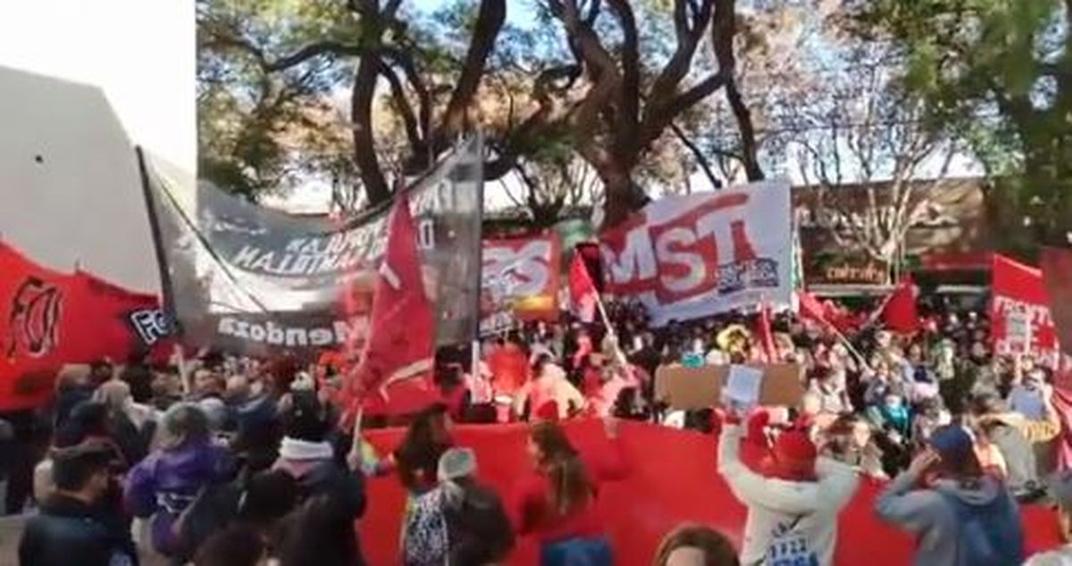Organizacions de izquierda y sindicales fueron hasta la Biblioteca General San Martín y el acto por el bicentenario fue suspendido.
