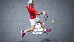 El Peque Schwartzman ganó fácil en París y se acerca al Masters.