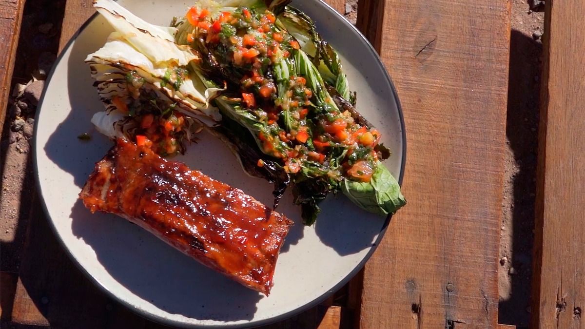 Costillar de cerdo con barbacoa y vegetales a la parrilla.
