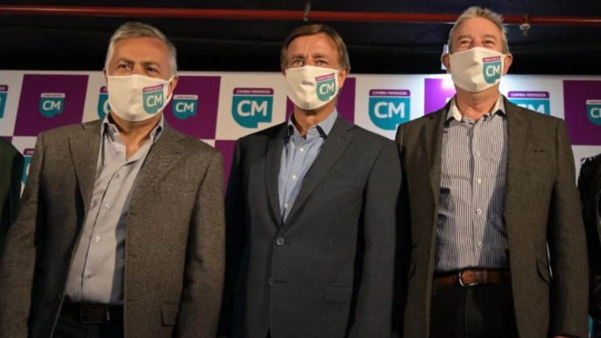 La fórmula de Cambia Mendoza para las elecciones del 2021 fue llevar a 3 gobernadores: Julio Cobos encabezaba la lista de diputados nacionales, Alfredo Cornejo la de senadores y Rodolfo Suarez -aún en gestión- fue candidato a senador nacional suplente.  La fórmula de Cambia Mendoza para las elecciones del 2021 fue llevar a 3 gobernadores: Julio Cobos encabezaba la lista de diputados nacionales, Alfredo Cornejo la de senadores y Rodolfo Suarez -aún en gestión- fue candidato a senador nacional suplente.