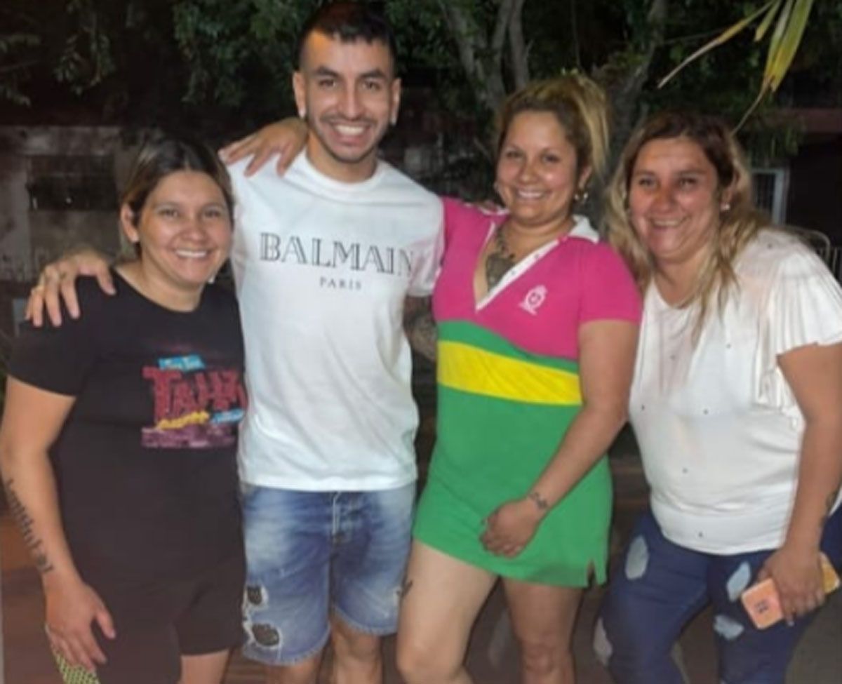 Ángel Correa junto a familiares en Rosario, antes de viajar a Qatar
