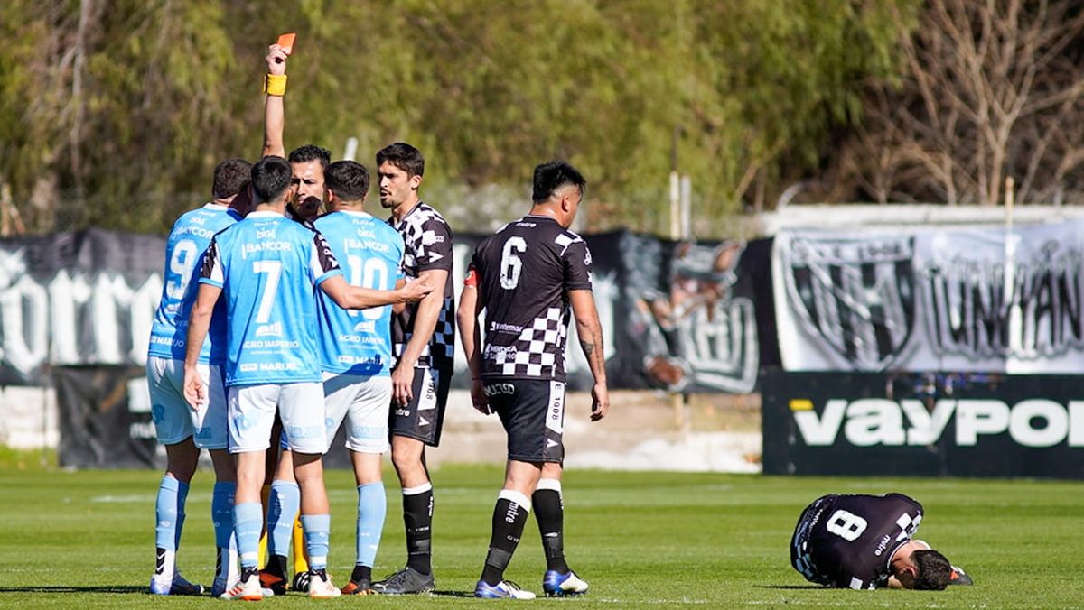 Santiago Romero se fue expulsado en Estudiantes de Río Cuarto. Santiago Romero se fue expulsado en Estudiantes de Río Cuarto.