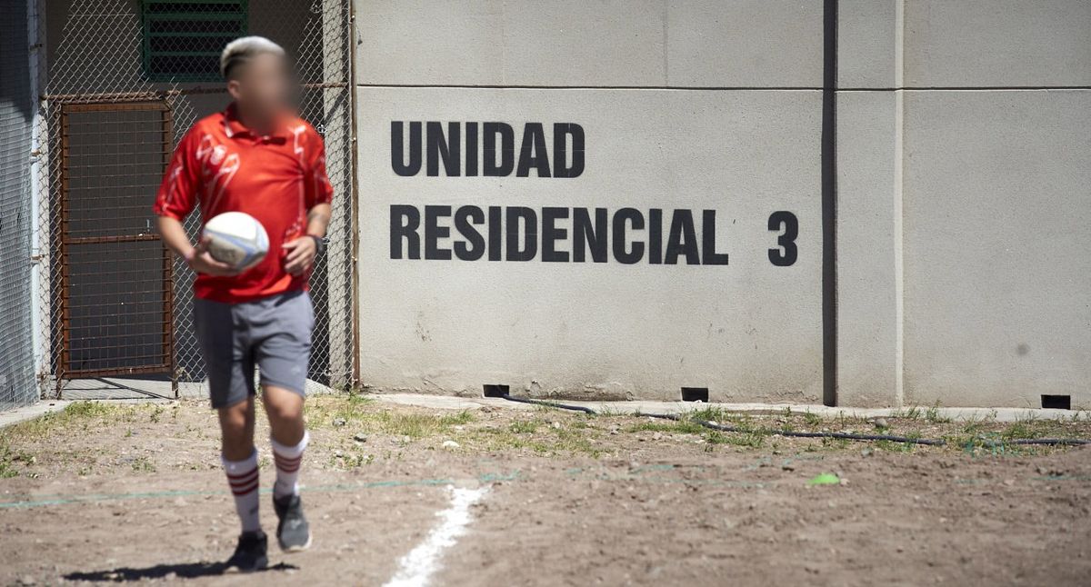 Detrás de ese muro pasan la mayor parte del tiempo los presos del pabellón de rugby. Detrás de ese muro pasan la mayor parte del tiempo los presos del pabellón de rugby.