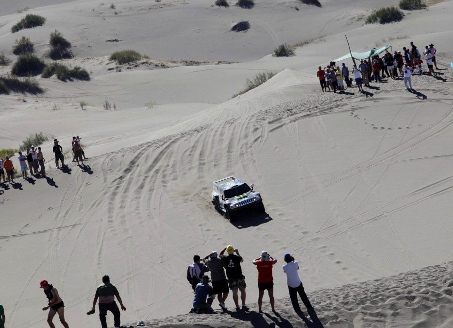 Im&aacute;gen de las dunas del Nihuil, habitualmente transitadas por camionestas 4x4, cuatriciclos y motos que desaf&iacute;an el riesgo de un accidente.
