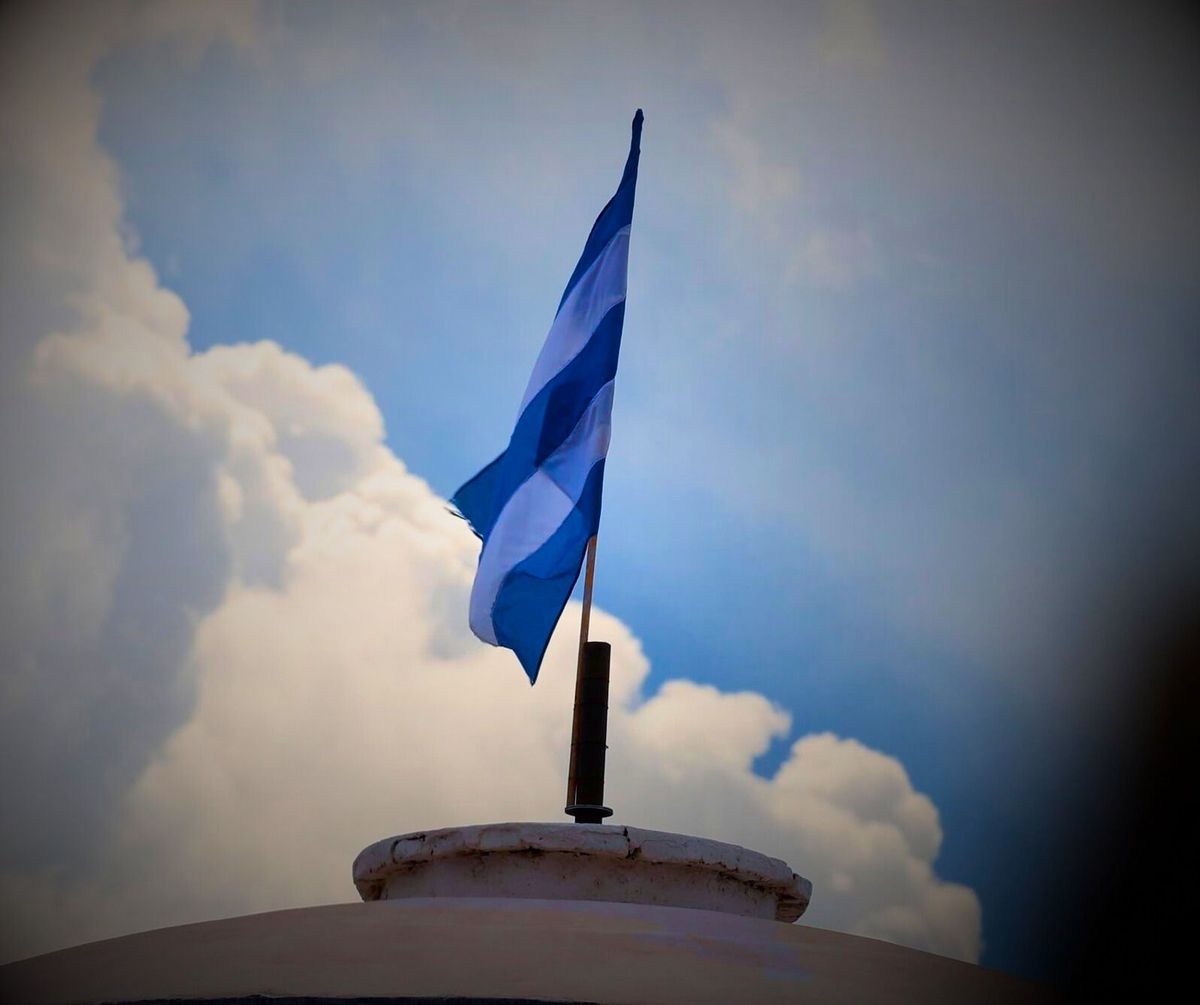 Es el momento del hincha de Godoy Cruz para izar la bandera tombina.