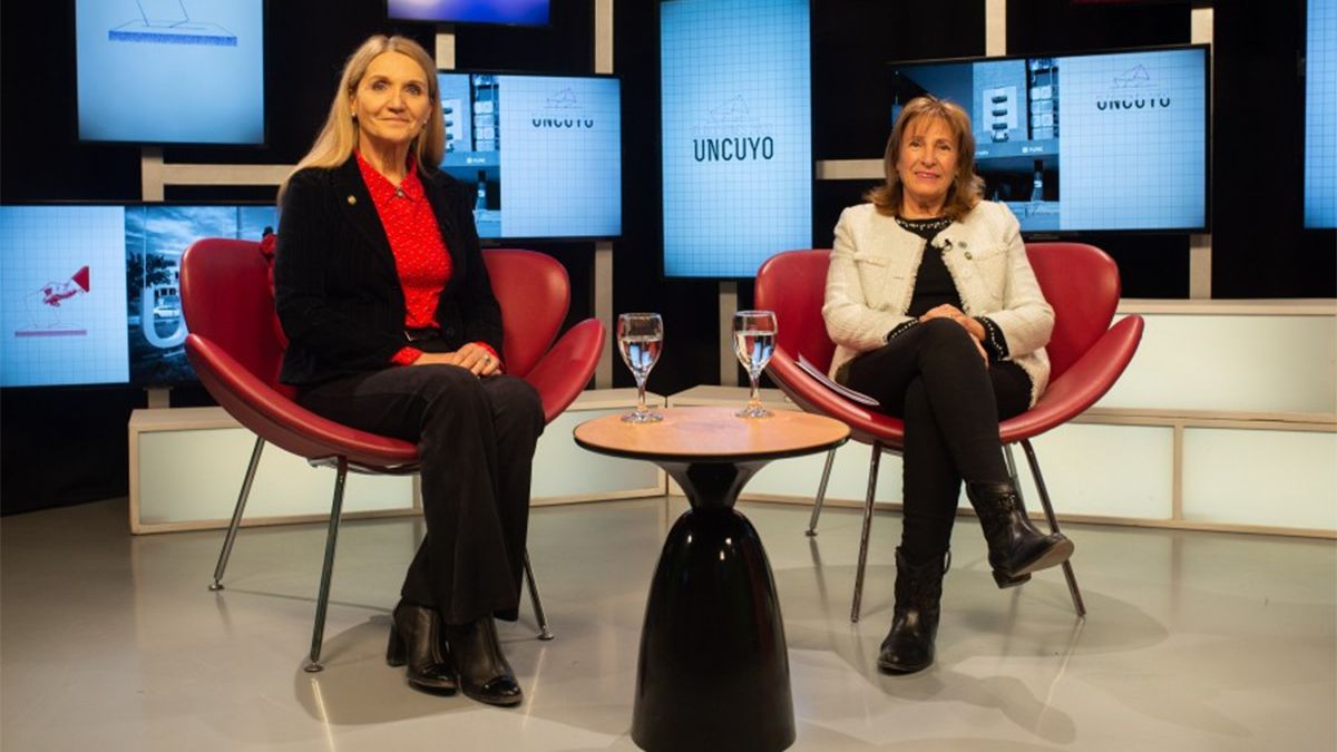 Elecciones UNCuyo: las candidatas Adriana García y Esther Sánchez durante un debate.