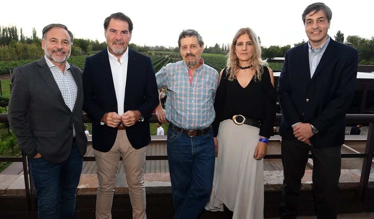 Organizadores Gustavo Flores Bazán, Zucho, Andrés Gabrielli, Jimena Silvestri, Santiago Ribisich (CEO Bodega Antigal). Organizadores Gustavo Flores Bazán, Zucho, Andrés Gabrielli, Jimena Silvestri, Santiago Ribisich (CEO Bodega Antigal).