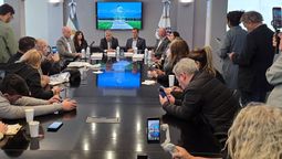 Alfredo Cornejo en la reunión con agentes de turismo.