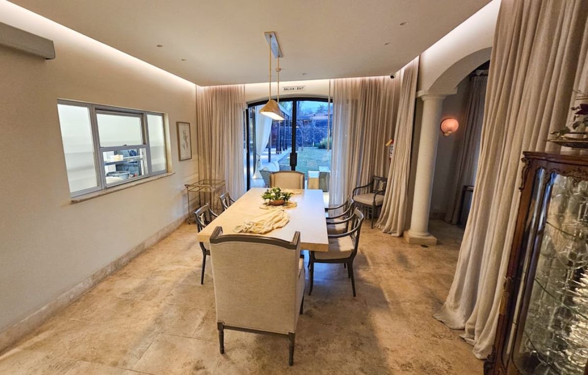 El comedor del restaurant del hotel. Se puede apreciar la cocina y contiguo al comedor hay una bodega con los vinos de Susana Balbo y de otras reconocidas bodegas del país. El comedor del restaurant del hotel. Se puede apreciar la cocina y contiguo al comedor hay una bodega con los vinos de Susana Balbo y de otras reconocidas bodegas del país.