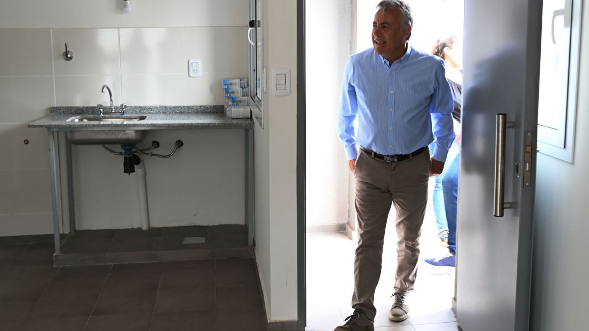 El gobernador Cornejo visitando viviendas del IPV.