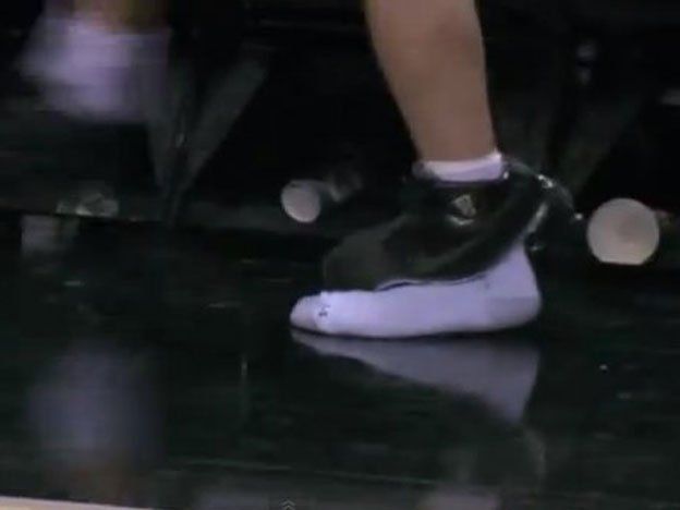 Ver para creer: a Manu se le explotó una zapatilla en pleno partido