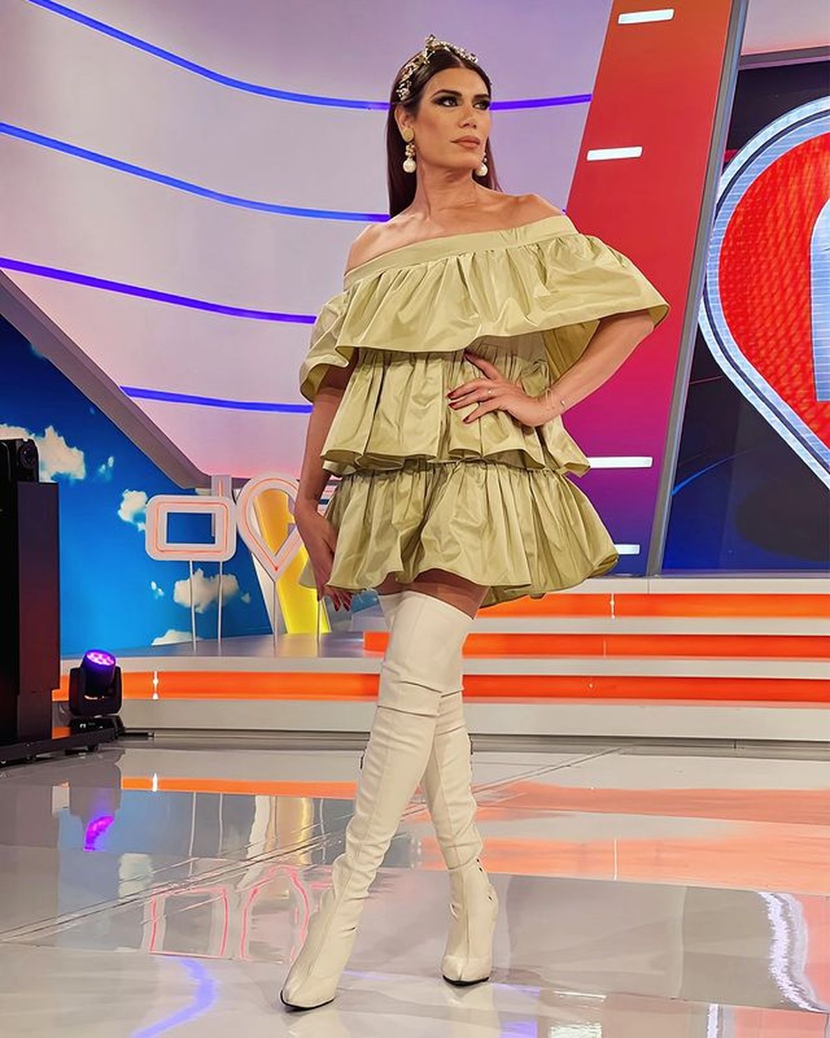 A sus 49 años, Florencia de la V se suma a los mini vestido ultra XS al ras: volados, golden y más.