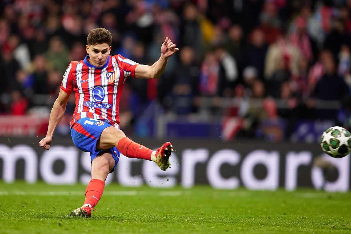 Julián Álvarez se resbaló y su penal quedó anulado por doble toque. Julián Álvarez se resbaló y su penal quedó anulado por doble toque.