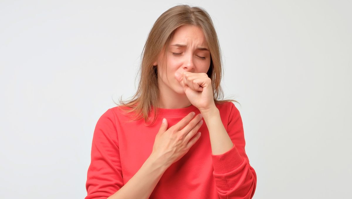 El moho puede ser peligroso para la salud. Libera esporas que producen tos, irritación y aumentan los síntomas del asma. El moho puede ser peligroso para la salud. Libera esporas que producen tos, irritación y aumentan los síntomas del asma.