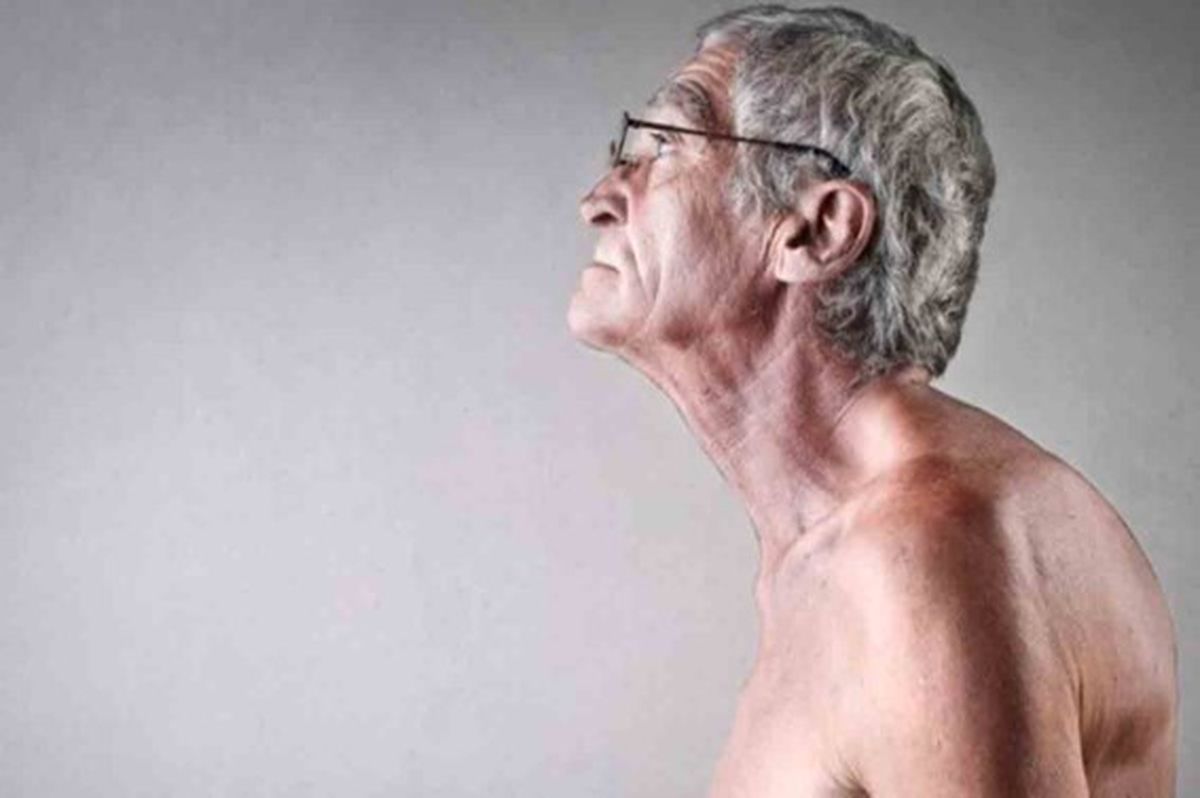 Ni natación, ni yoga: el ejercicio que previene la joroba en adultos mayores