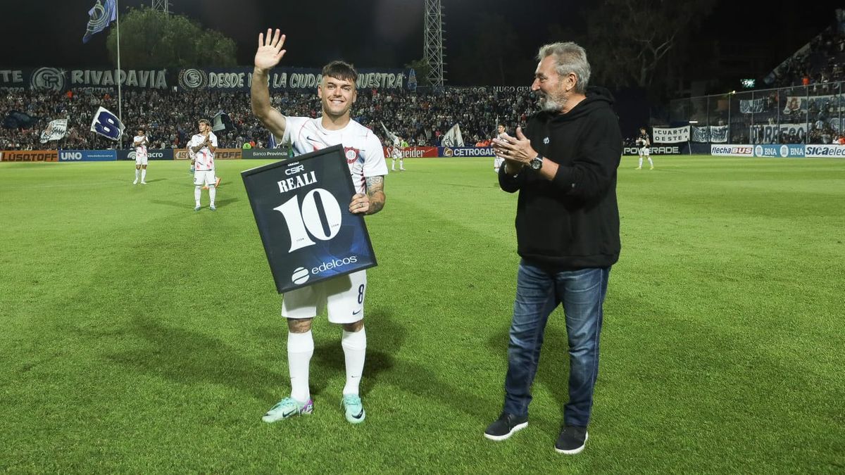 La ovación a Matías Reali a casi un año del ascenso fue un momento emocionante de la noche (Cristian Lozano)