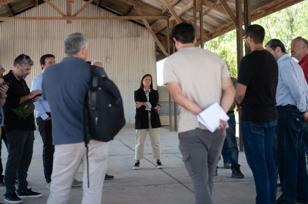 La subsecretaria de Infraestructura, Marit&eacute; Badui, junto a representantes de unas 12 empresas interesadas en la obra del Tren de Cercan&iacute;as.