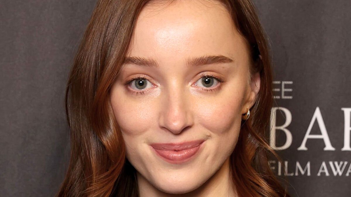 La actriz Phoebe Dynevor interpreta a Alexandra en la película de Netflix.