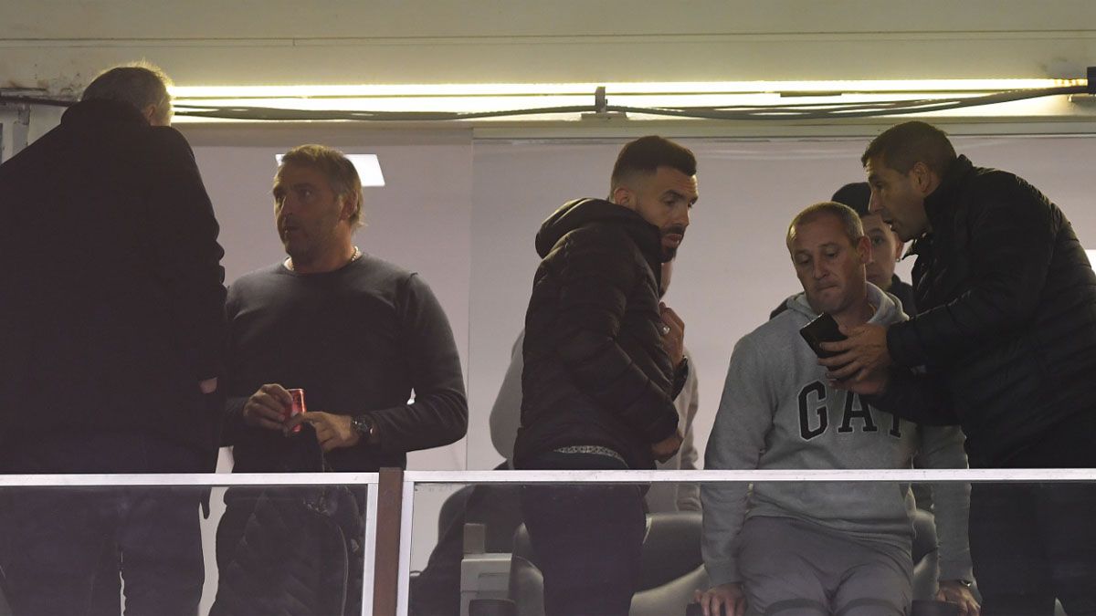 El Chapa Retegui y Carlos Tevez estuvieron juntos viendo a Rosario Central