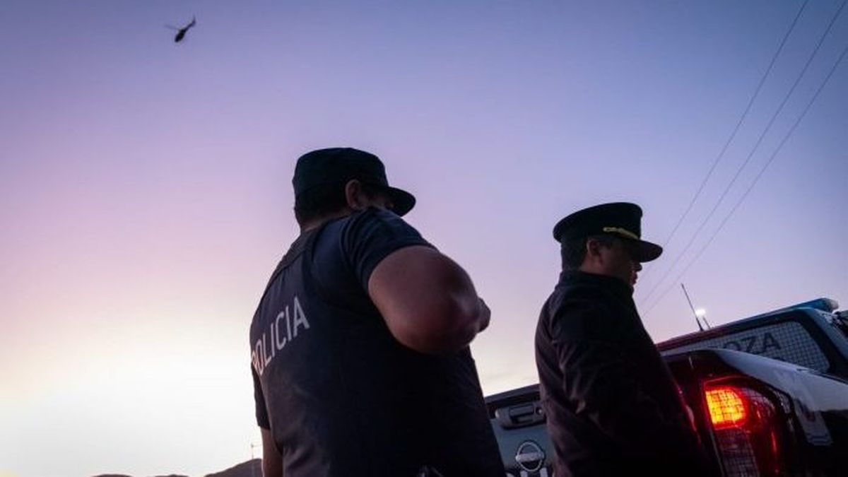 Tres procedimientos policiales en Guaymallén permitieron secuestrar un revólver, un vehículo y aprehender a cuatro sospechosos. Tres procedimientos policiales en Guaymallén permitieron secuestrar un revólver, un vehículo y aprehender a cuatro sospechosos.