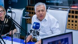 Alfredo Cornejo durante su visita al pase de la mañana en Radio Nihuil. Foto: Nicolás Rios. Alfredo Cornejo durante su visita al pase de la mañana en Radio Nihuil. Foto: Nicolás Rios.