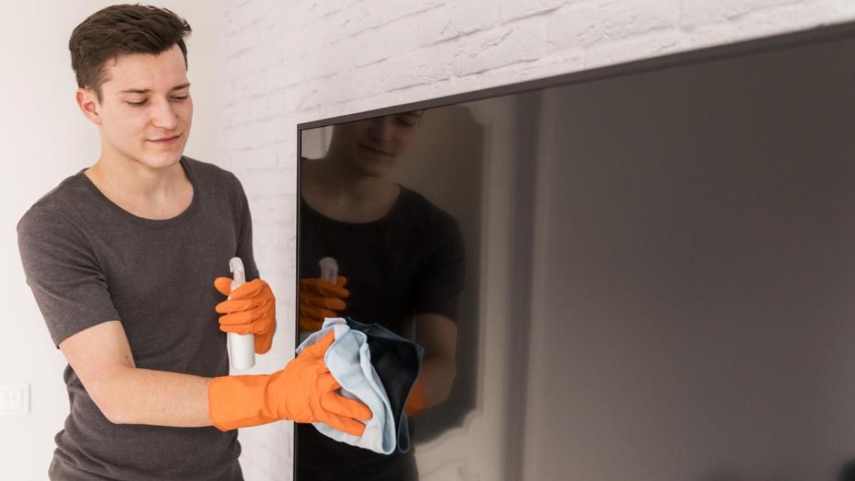 Presta atención: el error que muchos cometen a la hora de limpiar la pantalla del tele Presta atención: el error que muchos cometen a la hora de limpiar la pantalla del tele