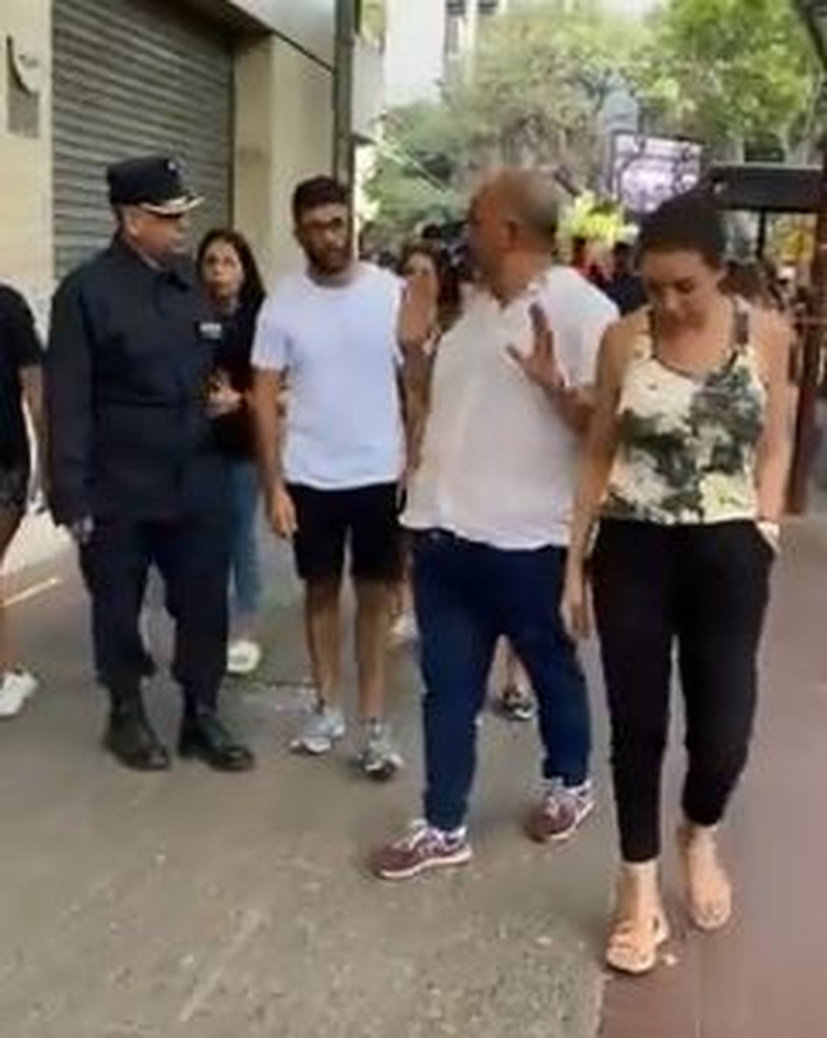 Momentos después de conversar con el subsecretario de Relaciones con la Comunidad, Néstor Majul, Martín Rodríguez (remera blanca) fue detenido.