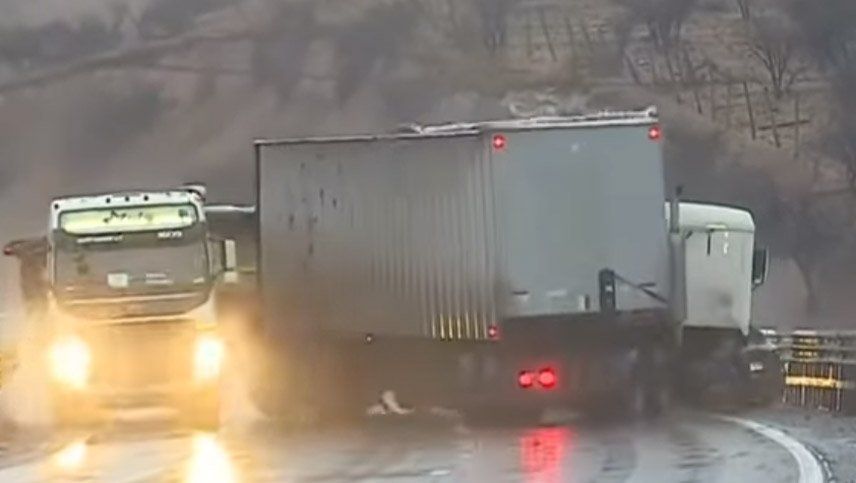 La TV chilena captó un impactante choque de camiones en vivo