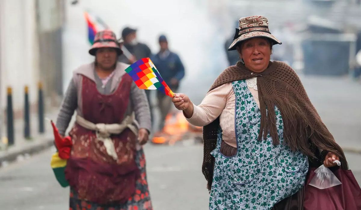 Ataque a la vacunación por Covid: en Bolivia, una fake news señala que quienes reciben la vacuna contra el coronavirus se transforman en hombres lobo