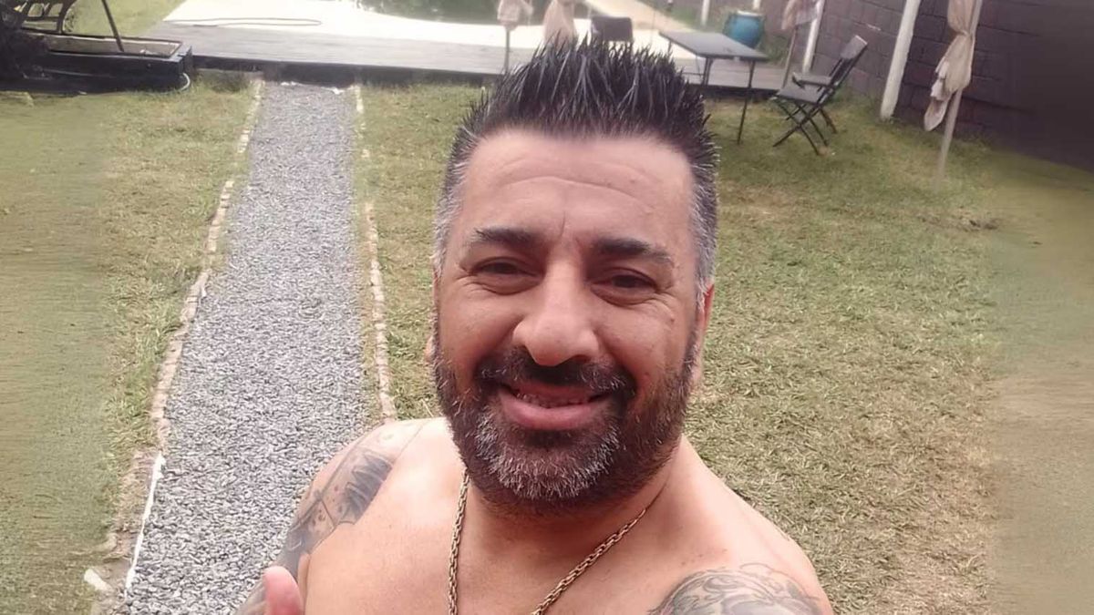 El hombre limpiaba la piscina en el jardín de su vivienda con la tob illera colocada y recibió una descarga fatal El hombre limpiaba la piscina en el jardín de su vivienda con la tob illera colocada y recibió una descarga fatal